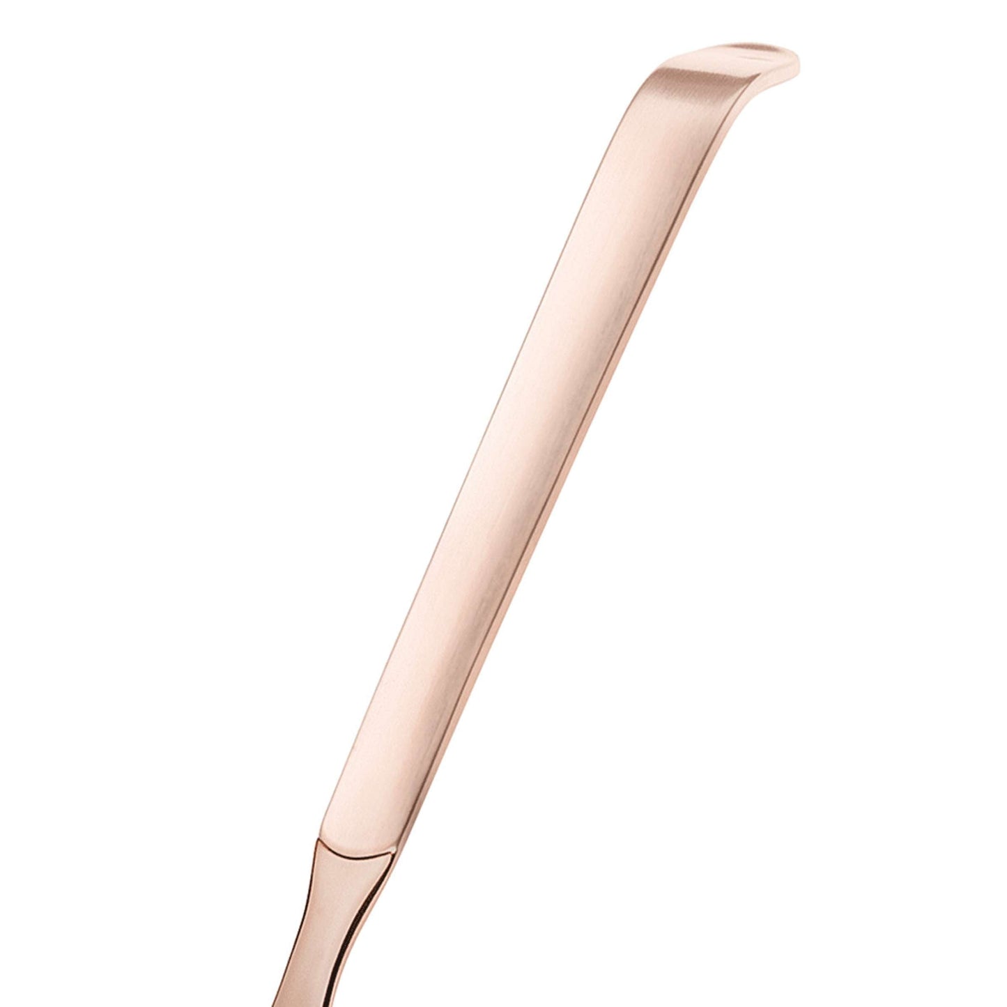 Nahaufnahme des BUFFET Salatlöffels groß PVD kupfer von Amefa, einem eleganten, roségoldenen Salatlöffel aus Edelstahl 18/10, dessen geschwungenes Ende vor einem weißen Hintergrund schimmert.