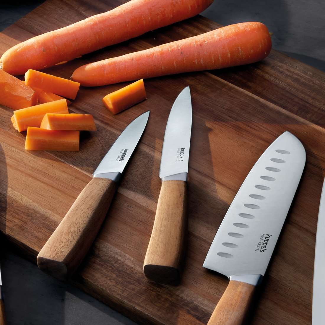 Das 2-teilige WOOD Küchenmesser-Set von Kuppels mit scharfer Klinge und edlen Akazienholzgriffen ist das perfekte Schneidset für deine Küche.