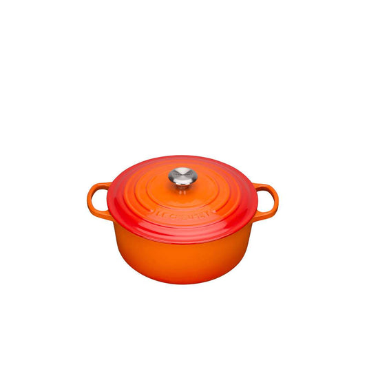 Der Le Creuset Signature Bräter rund 28 cm ist ein orange-roter Dutch Oven mit einem Fassungsvermögen von 6 Litern, zwei seitlichen Griffen, einem Deckelknauf aus Metall und einem emaillierten Innenraum, abgebildet auf weißem Hintergrund.