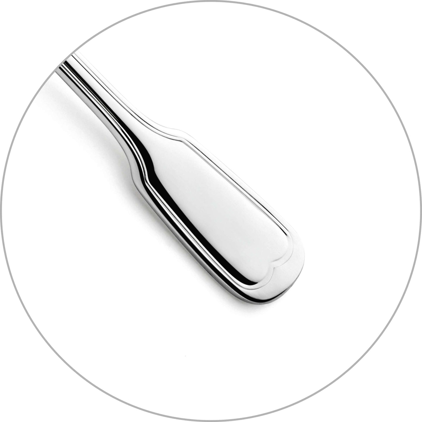 Eine Nahaufnahme des glänzenden Edelstahl 18/10-Griffs des Paul Wirths AUGSBURGER FADEN Tortenhebers mit einem schlichten, eleganten Bordürenmuster, dargestellt auf weißem Hintergrund in einem runden Rahmen.