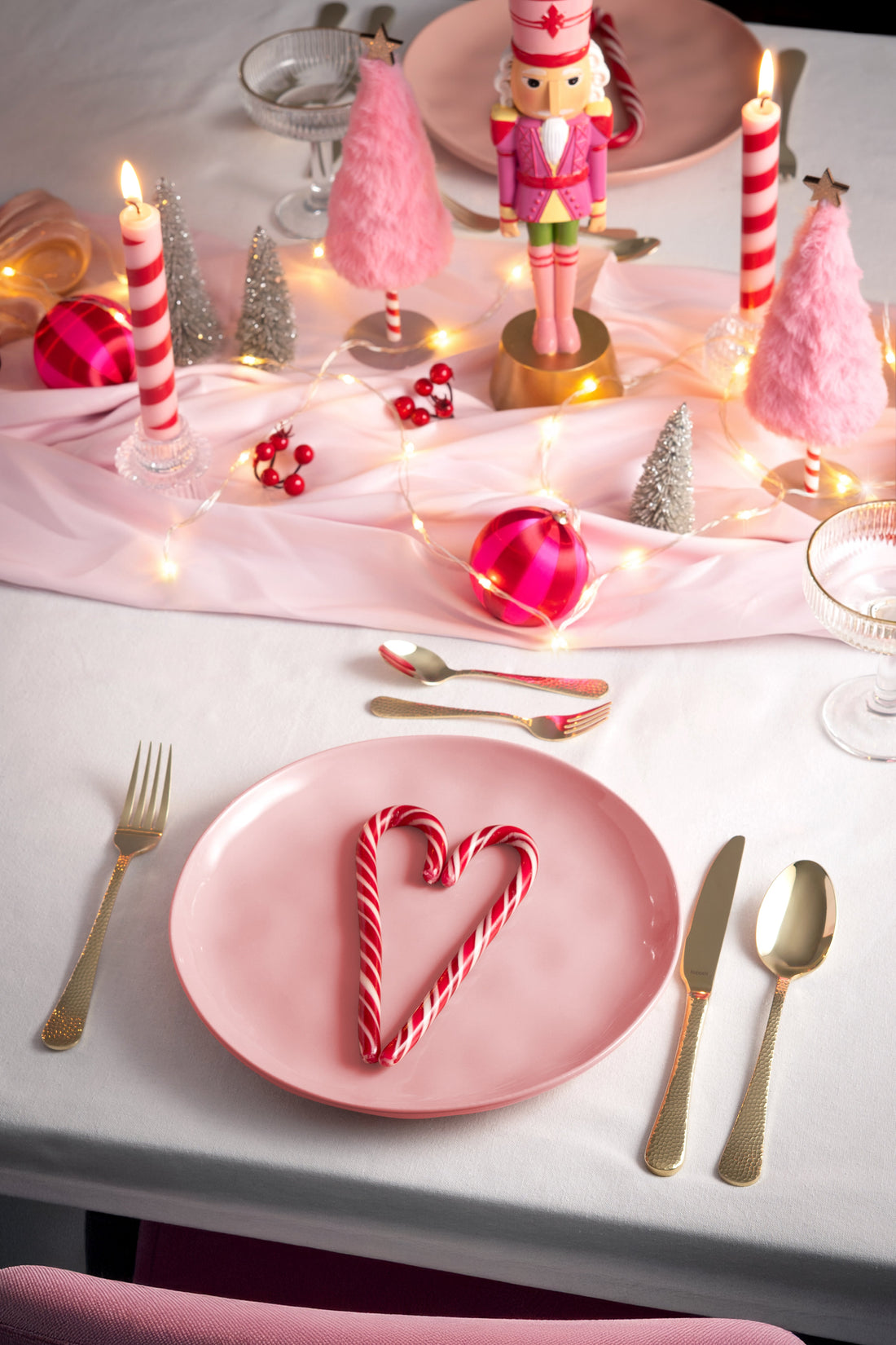 Rosarote Weihnachten: Der Trend 2025 – So deckst du den perfekten Festtagstisch