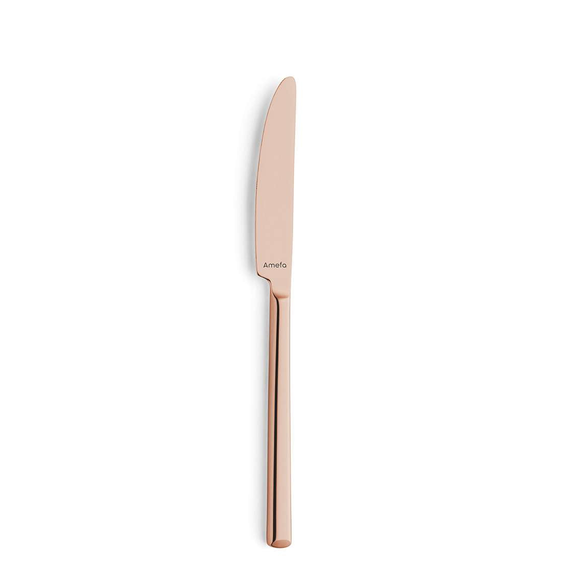 Ein einzelnes roségoldenes Messer aus dem Amefa METROPOLE Besteckset 24-teilig PVD kupfer, gefertigt aus Edelstahl 18/10 mit modernem Design, ist auf weißem Hintergrund zentriert und trägt die eingravierte Amefa-Marke für ein stilvolles Kupferbesteck.