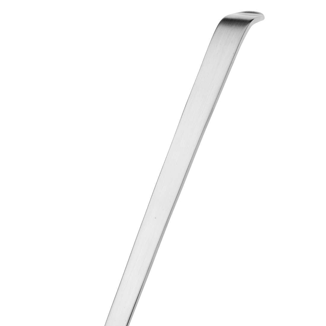 Eine Nahaufnahme des BUFFET Dressinglöffels von Amefa, der sich durch sein schlankes, leicht geschwungenes Design aus Edelstahl 18/10 mit einem kleinen Aufhängeloch an der Spitze auszeichnet, vor einem weißen Hintergrund.