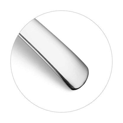 Nahaufnahme des Endes eines hochglanzpolierten, rostfreien Buttermessers aus dem Amefa PONTIS Besteckset 24-teilig (Edelstahl 18/0), dargestellt auf weißem Hintergrund in einem kreisförmigen Rahmen.