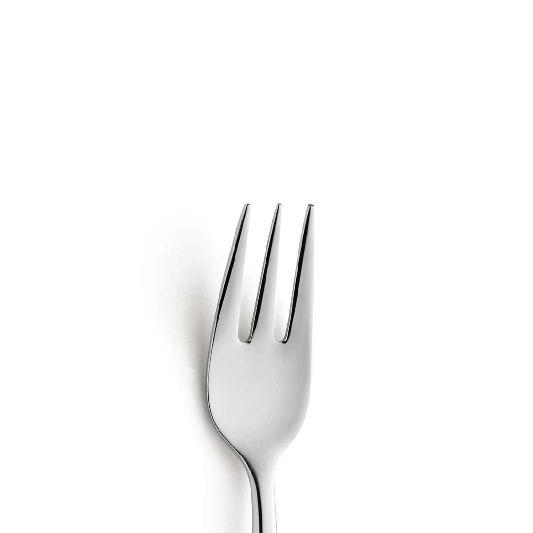 Die NOVA Kuchengabel von Paul Wirths aus hochglanzpoliertem Edelstahl 18/10 mit drei Zinken steht vor weißem Hintergrund und schafft eine minimalistische, saubere Komposition.