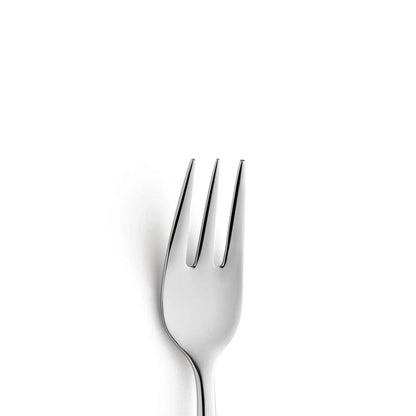 Die NOVA Kuchengabel von Paul Wirths aus hochglanzpoliertem Edelstahl 18/10 mit drei Zinken steht vor weißem Hintergrund und schafft eine minimalistische, saubere Komposition.