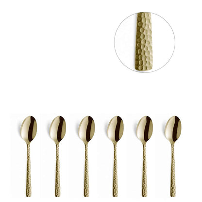 Sechs FELICITY Mocca-/Espressolöffel von Amefa, PVD-Champagner-Finish, sind in einer Reihe angeordnet. Ein eingelassener Kreis zeigt die detailgetreue Verarbeitung und Qualität des in diesem 6-teiligen Set verwendeten Edelstahl 18/0.