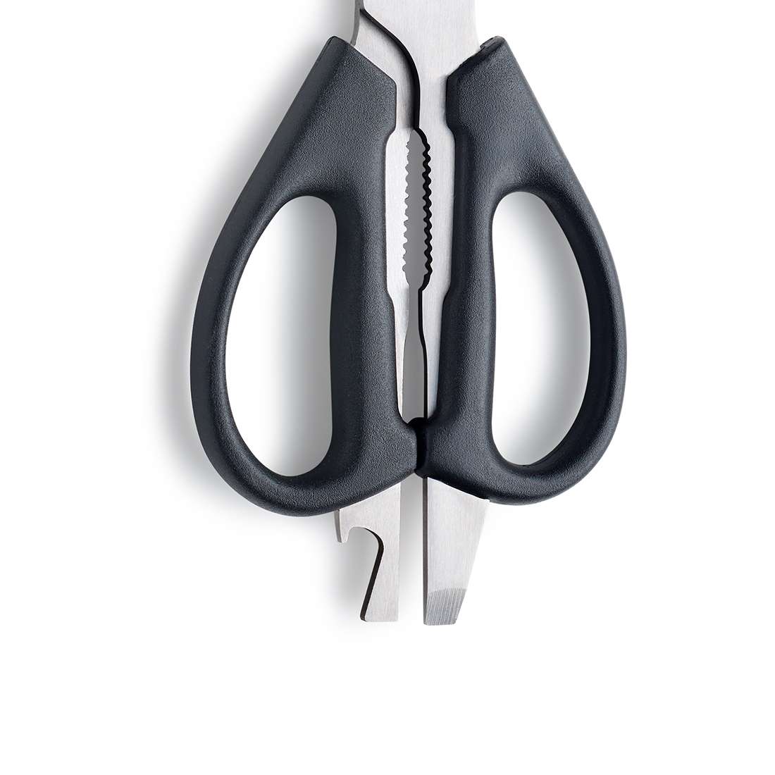 Nahaufnahme der Kuppels SELECTION Allzweckschere mit schwarzen Griffen und scharfen Edelstahlklingen, teilweise vor weißem Hintergrund dargestellt.