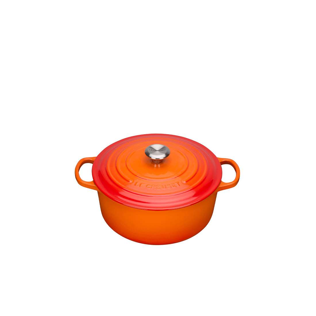 Der Le Creuset Signature Bräter rund 28 cm ist ein orange-roter Dutch Oven mit einem Fassungsvermögen von 6 Litern, zwei seitlichen Griffen, einem Deckelknauf aus Metall und einem emaillierten Innenraum, abgebildet auf weißem Hintergrund.