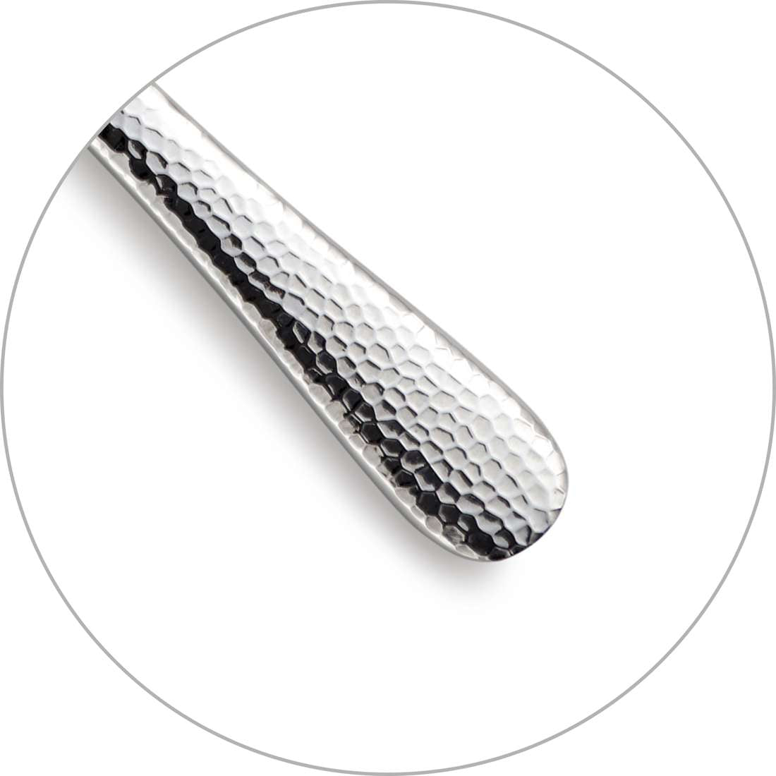 Nahaufnahme des Griffs eines silbernen Utensils mit Hammerschlagdesign, das sein strukturiertes Muster in einem runden Rahmen auf Weiß hervorhebt - Teil des 30-teiligen MONDO Bestecksets von Paul Wirths.