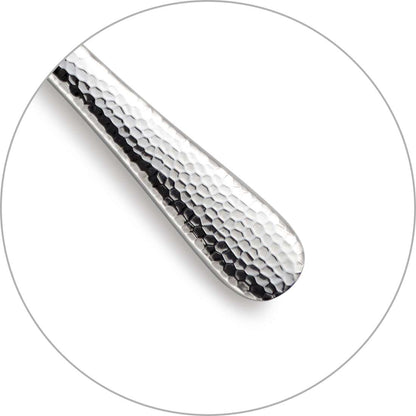 Nahaufnahme des Griffs eines silbernen Utensils mit Hammerschlagdesign, das sein strukturiertes Muster in einem runden Rahmen auf Weiß hervorhebt - Teil des 30-teiligen MONDO Bestecksets von Paul Wirths.
