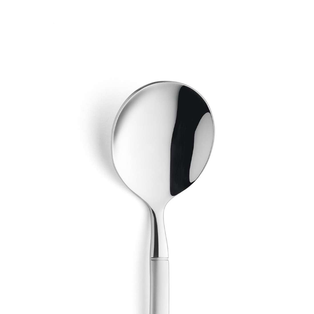 Der BALI Sahnelöffel von Paul Wirths aus glänzendem Edelstahl 18/10 mit runder Schale steht senkrecht auf einem schlichten weißen Untergrund und wirft einen weichen Schatten nach links.